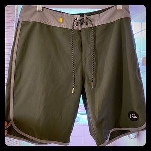 Quicksilver boardshorts / swim trunks /beachshorts